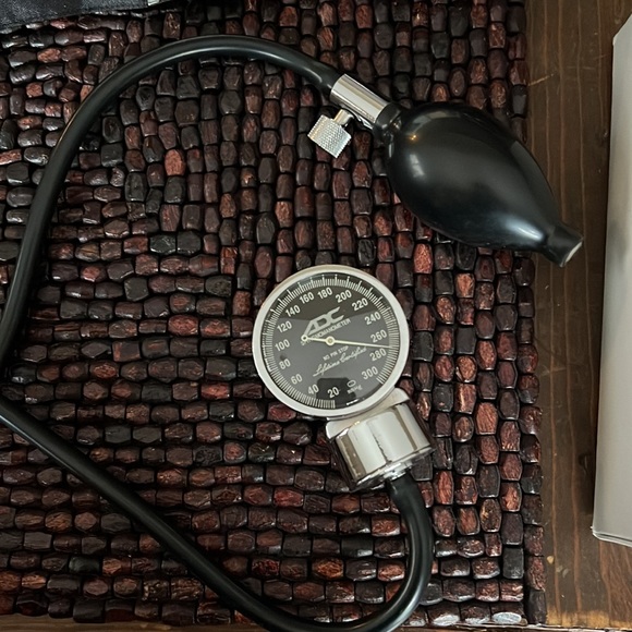 Sphygmomanometer Aneroid Adult Large NWOT - Picture 6 of 9